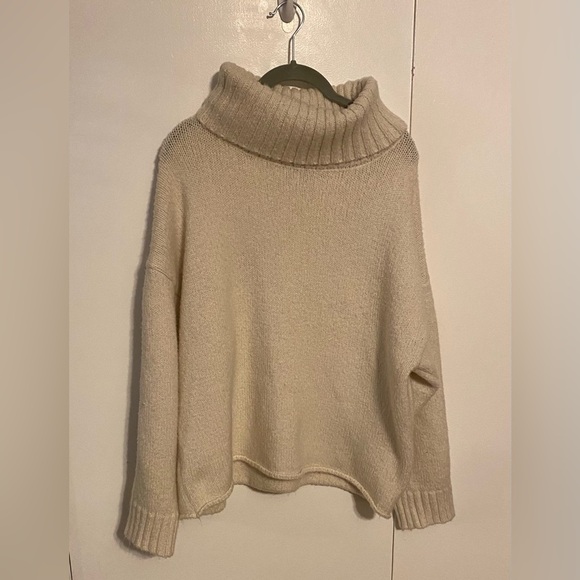 Kendall + Kylie womens TURTLE NECK SWEATER, XL - Picture 2 of 5